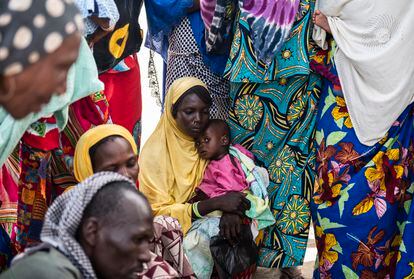 Una mujer sostiene a su bebé en el campamento de refugiados de Kousseri, también en Baga Sola.