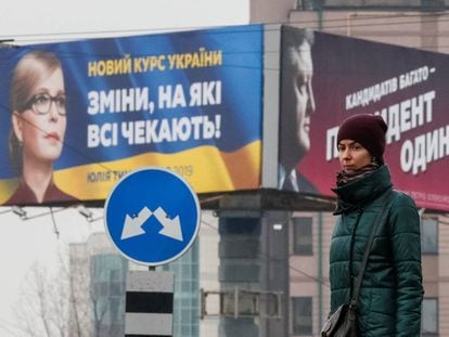 Carteles electorales de Yulia Tymoshenko y el presidente Petró Poroshenko en Kiev.