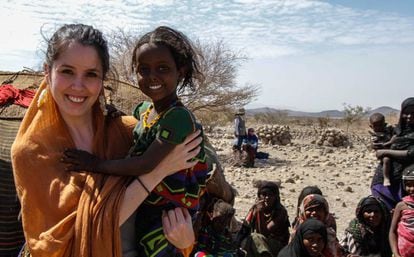 Clara con mujeres nómadas del noreste de Etiopía.