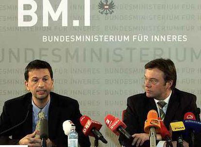 El ministro del Interior austriaco, Günther Platter (derecha), y el experto policial Herald Gremel.
