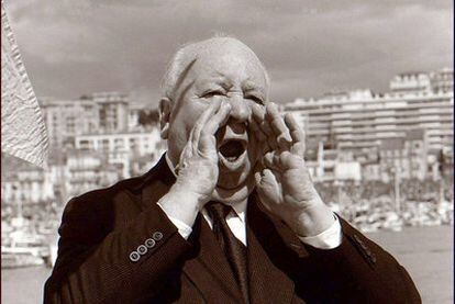 Alfred Hitchcock, gritando a los fotógrafos en el Festival de Cannes de 1972.
