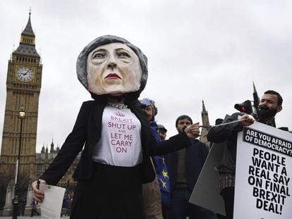 Una manifestant disfressada de Theresa May.