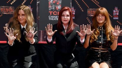 De izquierda a derecha, Lisa Marie Presley, Priscilla Presley y Riley Keough dejan sus huellas en el Teatro Chino de Hollywood, el 21 de junio de 2022.