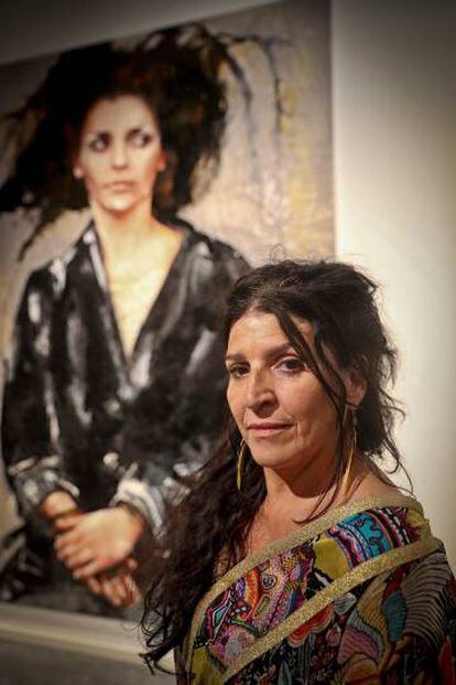 La artista Lita Cabellut junto a una de sus obras expuestas en los Espais Volart de la Fundacion Vila Casas de Barcelona.