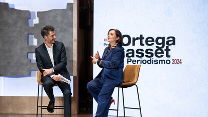 La directora de EL PAÍS, Pepa Bueno, con el periodista de Televisión Española y conductor de la ceremonia de los Premios Ortega y Gasset de Periodismo, Carlos del Amor, este martes en Barcelona.