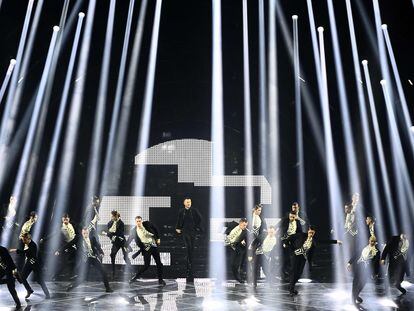 Italian television presenter Alessandro Cattelan (C) and dancers perform at the start of the second semifinal of the Eurovision Song contest 2022 on May 12, 2022 at the Pala Alpitour venue in Turin. (Photo by Marco BERTORELLO / AFP)