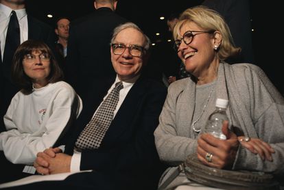 Warren Buffett, acompañado de su hija, Susan Alice Buffett, y su primera esposa, Susan Buffett, en Omaha (Nebraska, EE UU), en 1997.