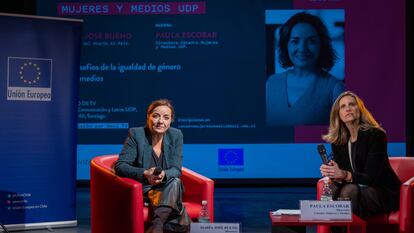 Pepa Bueno, directora de EL PAÍS, junto a la catedrática Paula Escobar durante su diálogo en la Cátedra Mujeres y Medios de la Facultad de Comunicación y Letras de la Univesidad Diego Portales, en Chile.