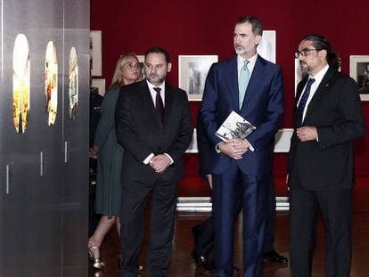 El Rey, con el ministro de Fomento, José Luis Ábalos, y el comisario de la exposición ¡Volar!, Ángel Sánchez Serrano.