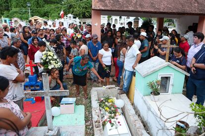 Familiares y amigos durante el funeral de Aitana, el 12 de julio en el municipio de Tinum, en Yucatán.