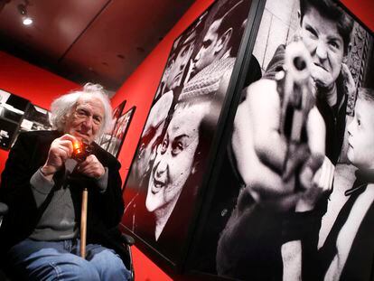 William Klein en una exposición de su obra en Barcelona en marzo de 2020.