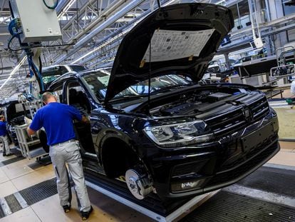Un trabajador trabaja en un Seat Terraco en la fábrica de Volkswagen en Wolfsburgo, Alemania.