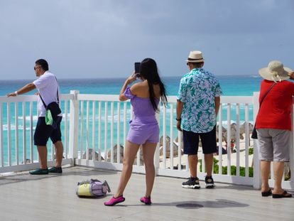 Un grupo de vacionistas en un mirador de Cancún, en el Estado de Quintana Roo, el 9 de junio de 2022.