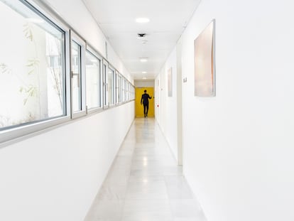 Asalto a la fortaleza digital. La pandemia ha despertado al monstruo virtual. En un mundo hiperconectado, la ciberseguridad está en peligro. Estamos más expuestos que nunca. Los ataques en la Red son cada vez más agresivos, y en España el año pasado 60 de ellos han llegado a poner en jaque infraestructuras del Estado. Fotografía de portada, A la caza de los ciberpiratas