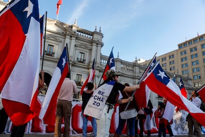 manifestantes contrarios a la reforma constitucional celebra en Santiago de Chile, este lunes.