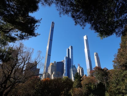 La torre Steinway y la torre Central Park, las dos situadas en lo que se ha llamado Billionaires' Row por concentrar las viviendas de las personas más ricas del mundo, vistas desde el Central Park de Nueva York.