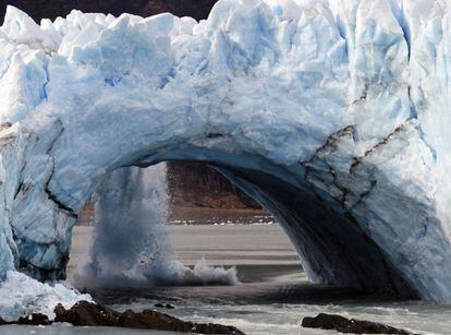 El puente que el glaciar Perito Moreno forma sobre la península Magallanes del lago Argentino se rompió dentro de su derrumbe cíclico, algo que no se producía desde 2012.
