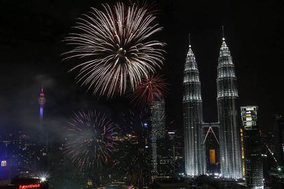 Vista del espect&aacute;culo pirot&eacute;cnico para dar la bienvenida al A&ntilde;o Nuevo junto a las Torres Petronas en Kuala Lumpur.