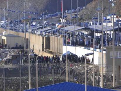 Los inmigrantes ante la frontera de El Tarajal el d&iacute;a de la tragedia. 