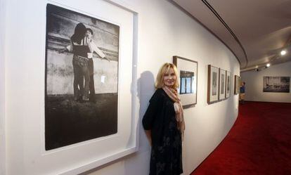Jessica Lange junto a sus fotografías cuando las expuso en 2011 el centro Niemeyer de Avilés.