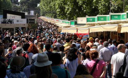 Ambiente de la feria del libro, en el parque de el Retiro, el pasado domingo.