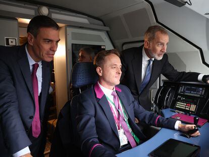 El rey Felipe VI (d), y el presidente del Gobierno, Pedro Sánchez (i), en la cabina del tren de alta velocidad entre Madrid y Oviedo en el que han viajado este miércoles para inaugurar la Variante Ferroviaria de Pajares.