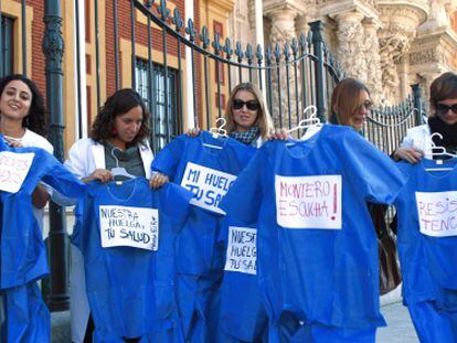 Varias m&eacute;dicas en formaci&oacute;n, la semana pasada, durante una concentraci&oacute;n ante el Palacio de San Telmo. 