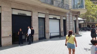 Trabajadores de Chanel tapian la puerta de la tienda de lujo
