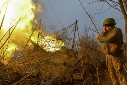 Un soldado ucranio se protege del disparo de un obús en el frente de Bajmut.