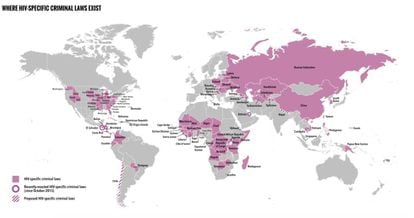 Mapa con los países donde existen leyes explícitas para perseguir a los seropositivos (en rosa), que las acaban de aprobar (bajo un círculo) o que las tienen en estudio (rayados).