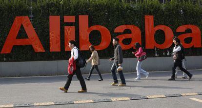 El logo de Alibaba Group en la sede de la compa&ntilde;&iacute;a en Hangzhou (China).