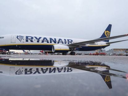 Un avió de Ryanair a l'aeroport d'Hamburg (Alemanya).