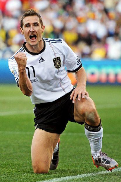 Klose celebra su gol.