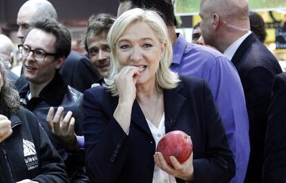 La líder del FN, Marine Le Pen, este jueves en una feria agrícola en París.