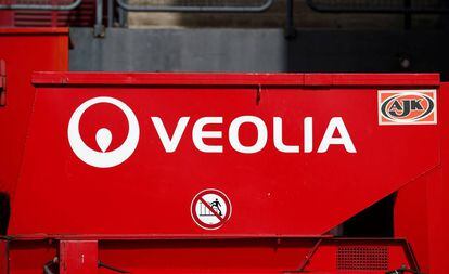 Logotipo de Veolia, en una instalación de la compañía de servicios francesa.