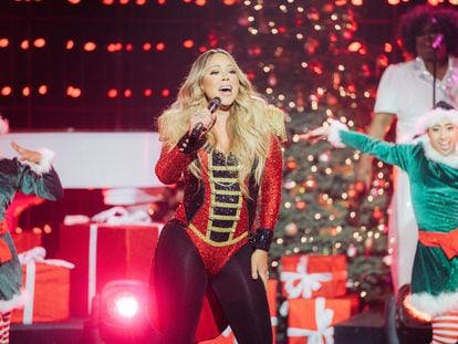 Mariah Carey actúa en el programa de 'The Late Late Show' de James Corden, el 19 de diciembre de 2019.