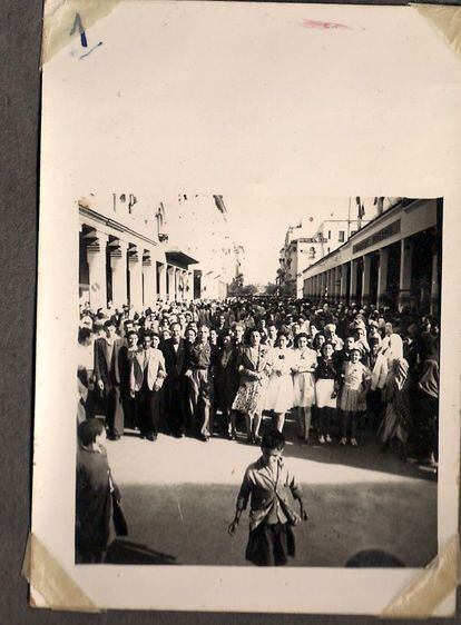 Paquita, en el medio de la primera fila, con una camisa con tres botones, participa en una manifestación en Rabat contra el fascismo en Europa. "Cuando los aliados ganaron la II Guerra Mundial lo celebramos saliendo a la calle con banderas republicanas", relata. Paquita también participaba en las actividades de la Alianza de Mujeres Antifascistas en Marruecos.