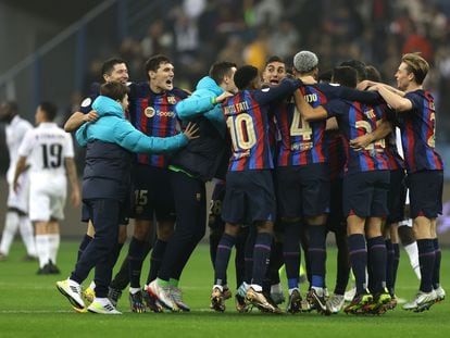 Los jugadores del Barcelona celebran el título de la Supercopa al terminar el partido.
