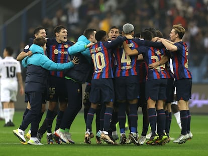 Los jugadores del Barcelona celebran el título de la Supercopa al terminar el partido.