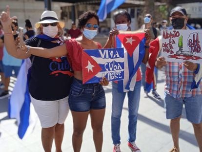 Luis Antonio Mac-Beath Jiménez sujetando una de las pancartas que ha dibujado en una manifestación de apoyo a las protestas en Cuba, el sábado 17 de julio, en Alicante. (Foto cedida)