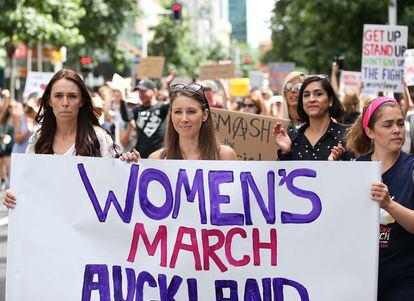 Jacinda Arden en una manifestación por los derechos de las mujeres.