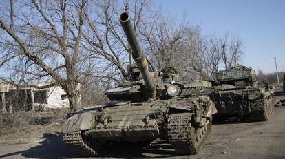 Tanques dels separatistes prorussos a la ciutat de Debàltseve.
