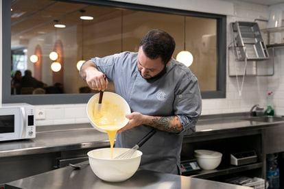 Jon García se ha convertido en un maestro de las tartas de queso con dos locales en Barcelona en solo dos años. 