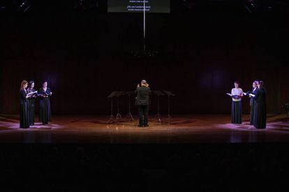 Las seis cantantes de Psallentes, divididas en dos grupos de tres a ambos lados del escenario.