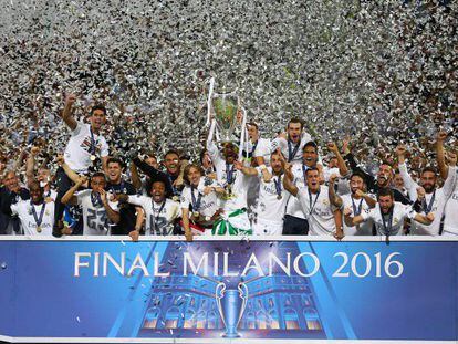 Los jugadores del Real Madrid con la Champions.