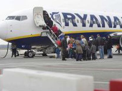 Pasajeros suben a un avi&oacute;n de la compa&ntilde;&iacute;a a&eacute;rea Ryanair en el aeropuerto de Eindhoven (Holanda). 