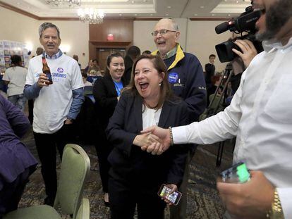 La candidata demócrata Shelly Simonds, este martes por la noche, celebrando los resultados en Newport (Virginia).