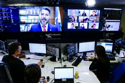 Senator Rodrigo Pacheco in front of a screen with Senator Marcos Rogério, during the vote on the Eletrobras measure.