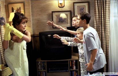 Lois, la madre de la serie 'Malcolm in the middle', mostrando argumentos expeditivos a sus hijos.