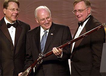 Dick Cheney, en el centro, con los máximos responsables de la Asociación Nacional del Rifle.